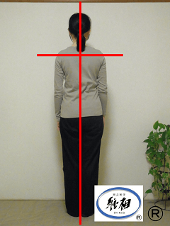 体の傾き(体のゆがみ)を直して腰痛が改善した女性